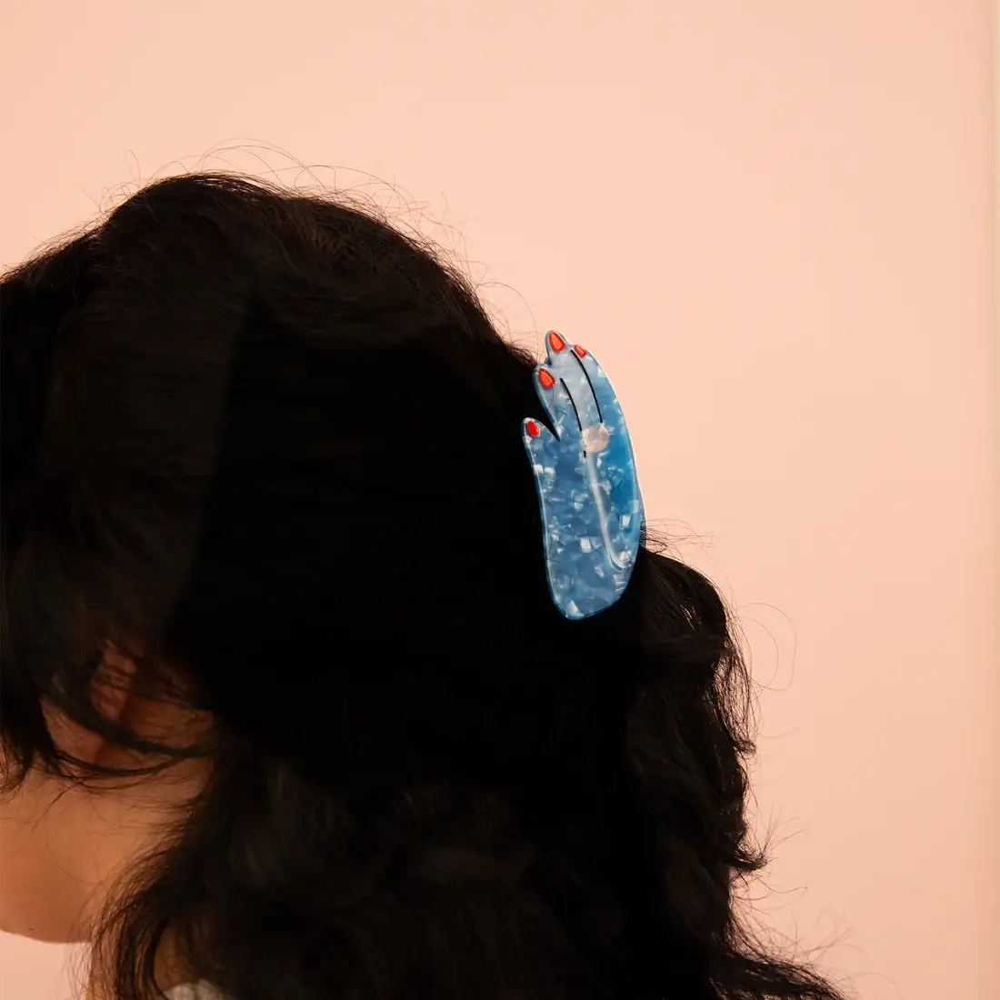 HANDS ON HAIR CLAW